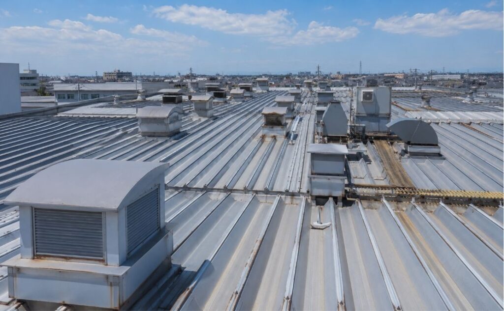 工場の遮熱シート施工費用は屋根面積だけでは決まらない